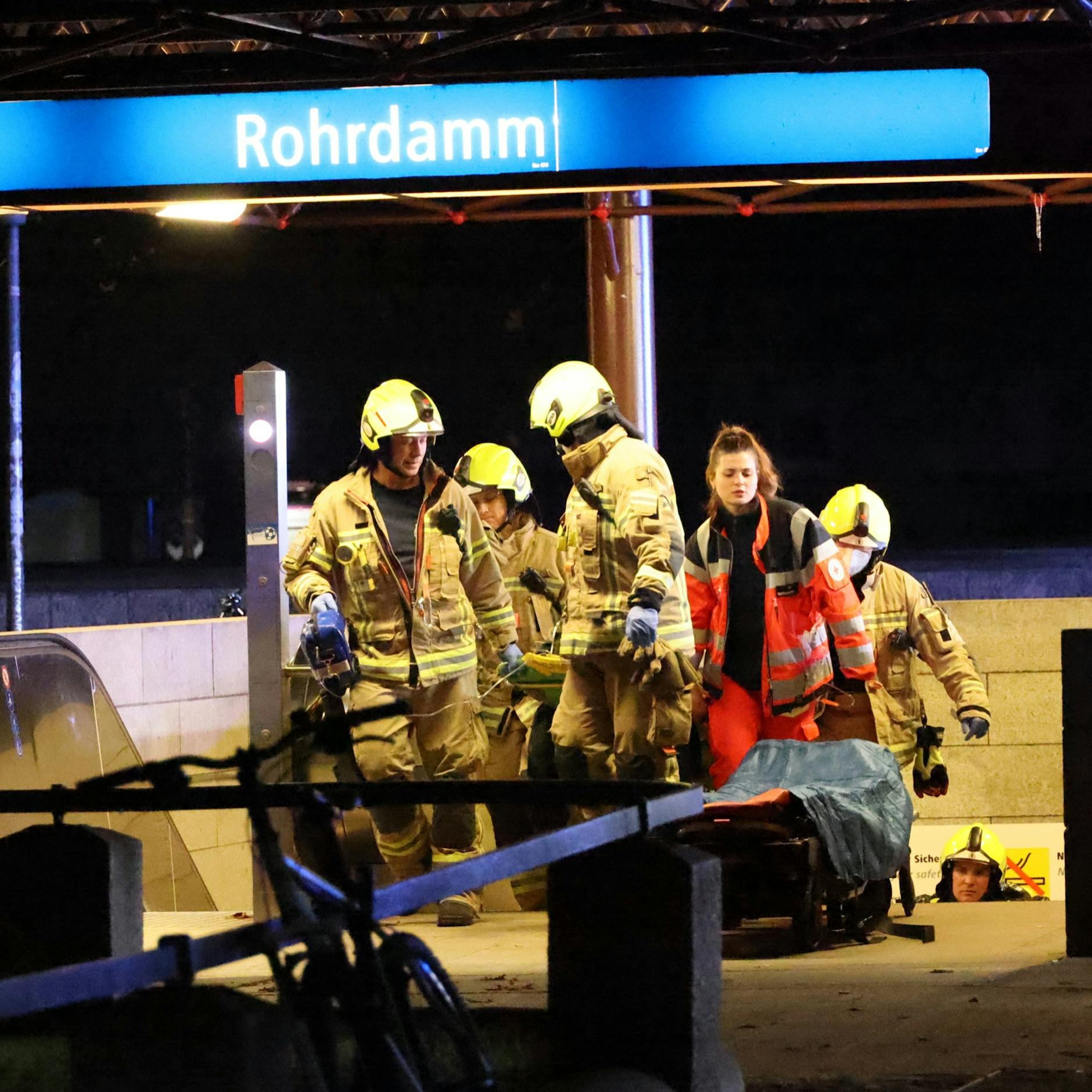 Image - Rollstuhlfahrer fährt auf Gleise der U-Bahn: Rettung in letzter Sekunde!