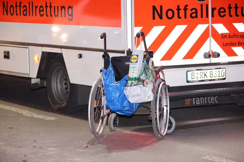 Warum genau der Mann mit seinem Rollstuhl auf die Gleise stürzte, ist bislang unklar.