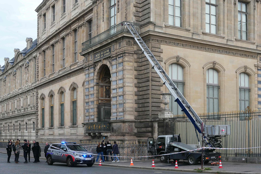 Über diesen Lastenaufzug verschafften sich die Täter Zugang zum Louvre, oben stiegen sie über den Balkon mithilfe von Motorsägen in das Gebäude ein.
