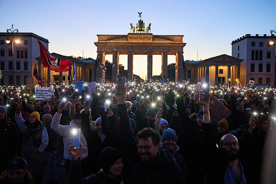 Mit einem Lichtermeer protestierten Hunderte Berliner am Abend für eine Brandmauer zur AfD, warfen Bundeskanzler Friedrich Merz mangelnde Abgrenzung vor.