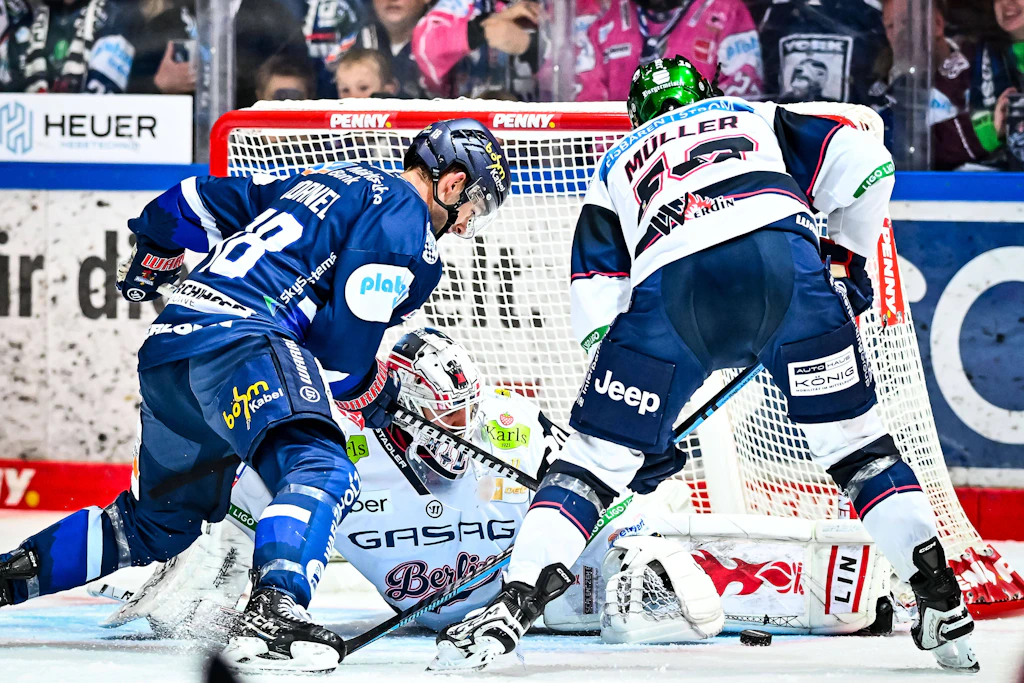 Eisbären-Goalie Jake Hildebrand fährt die Schiene aus und lässt auch diesen Puck von Iserlohns Eric Cornel (l.) nicht passieren.