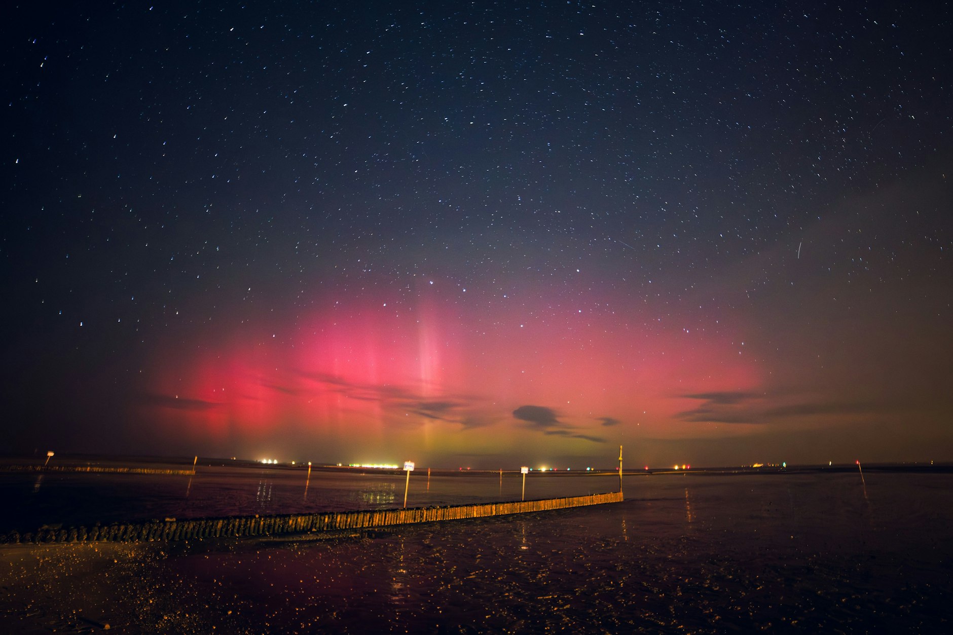 Anfang September waren schon Polarlichter zu sehen - hier über der Nordsee.