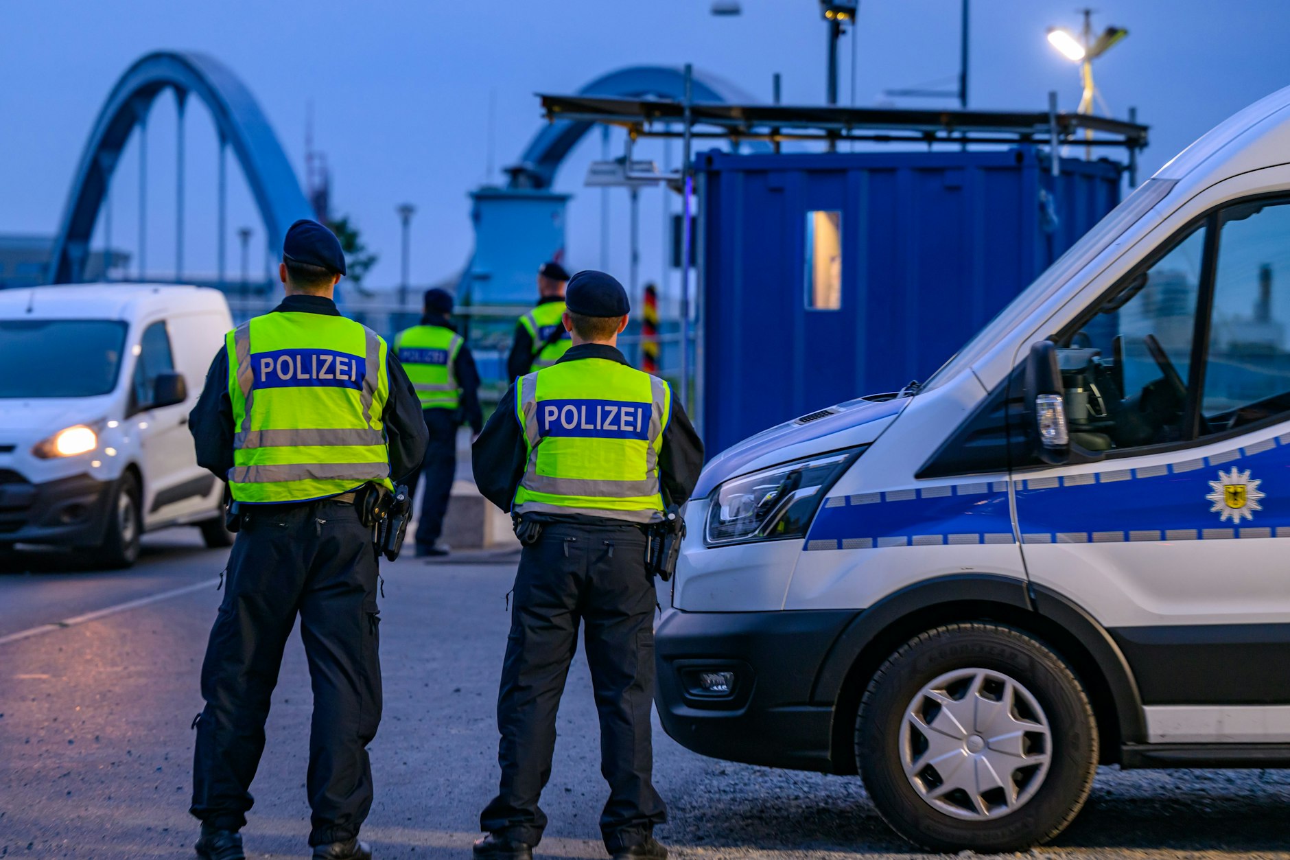 Die Bundesregierung hält trotz eines Gerichtsentscheids und deutlicher Kritik an ihrem verschärften Kurs in der Migrationspolitik fest. Ein Europa, das einst stolz auf seine Offenheit war, schottet sich ab.