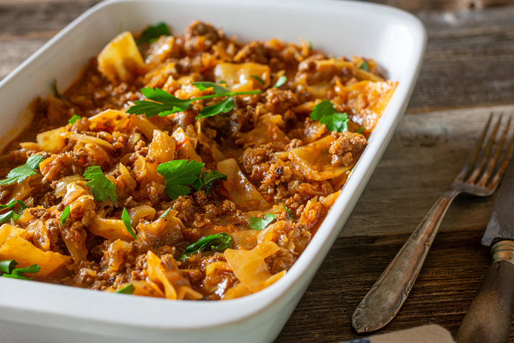 Einfach lecker! Krautgulasch ist lecker, schnell gemacht und das perfekte Abendessen, wenn es draußen klirrend kalt ist.