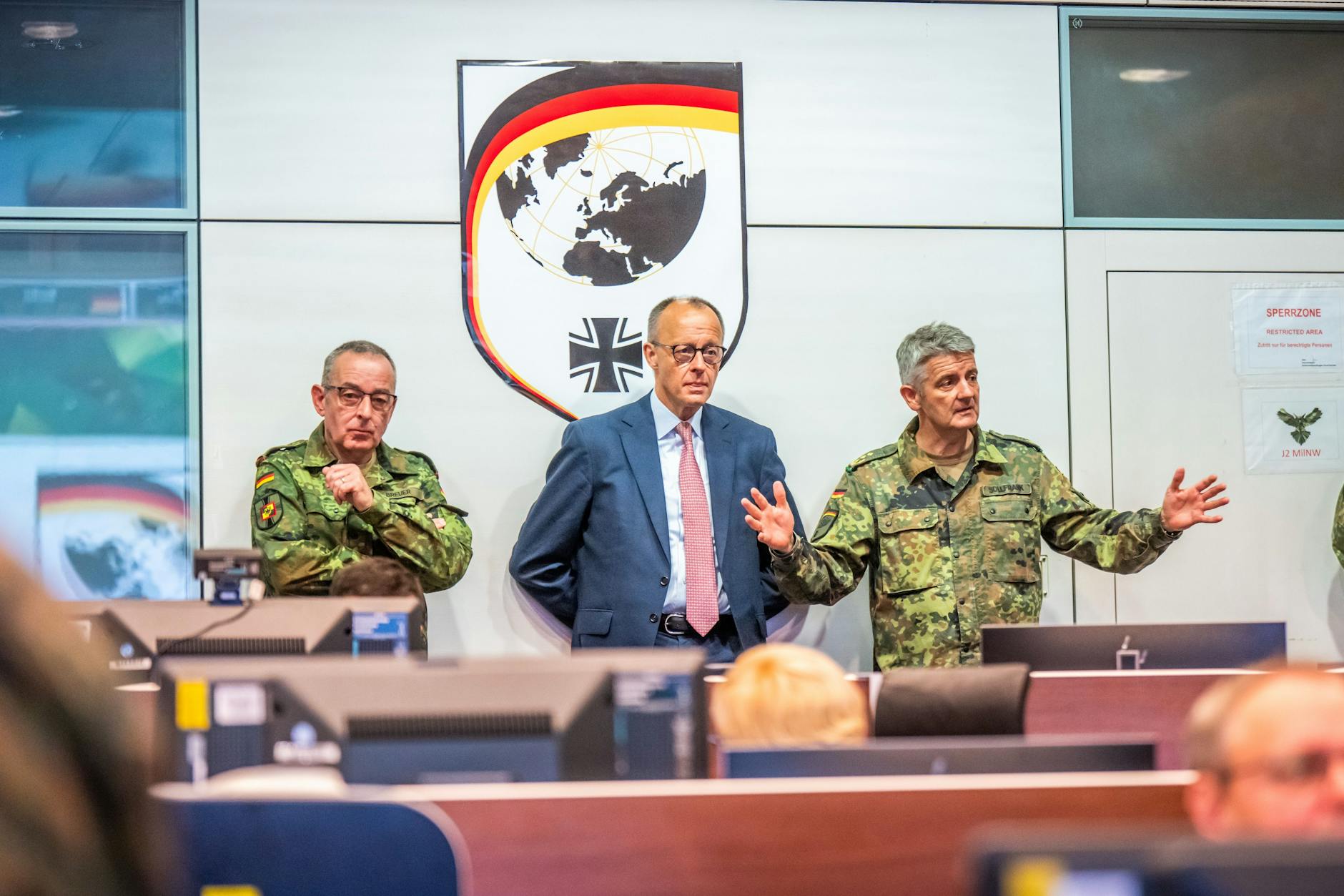 28.06.2025, Brandenburg, Schwielowsee: Bundeskanzler Friedrich Merz (M, CDU) spricht mit Alexander Sollfrank (r), Befehlshaber des Führungskommandos, und Carsten Breuer, Generalinspekteur der Bundeswehr bei seinem ersten Besuch beim Operativen Führungskommandos der Bundeswehr.