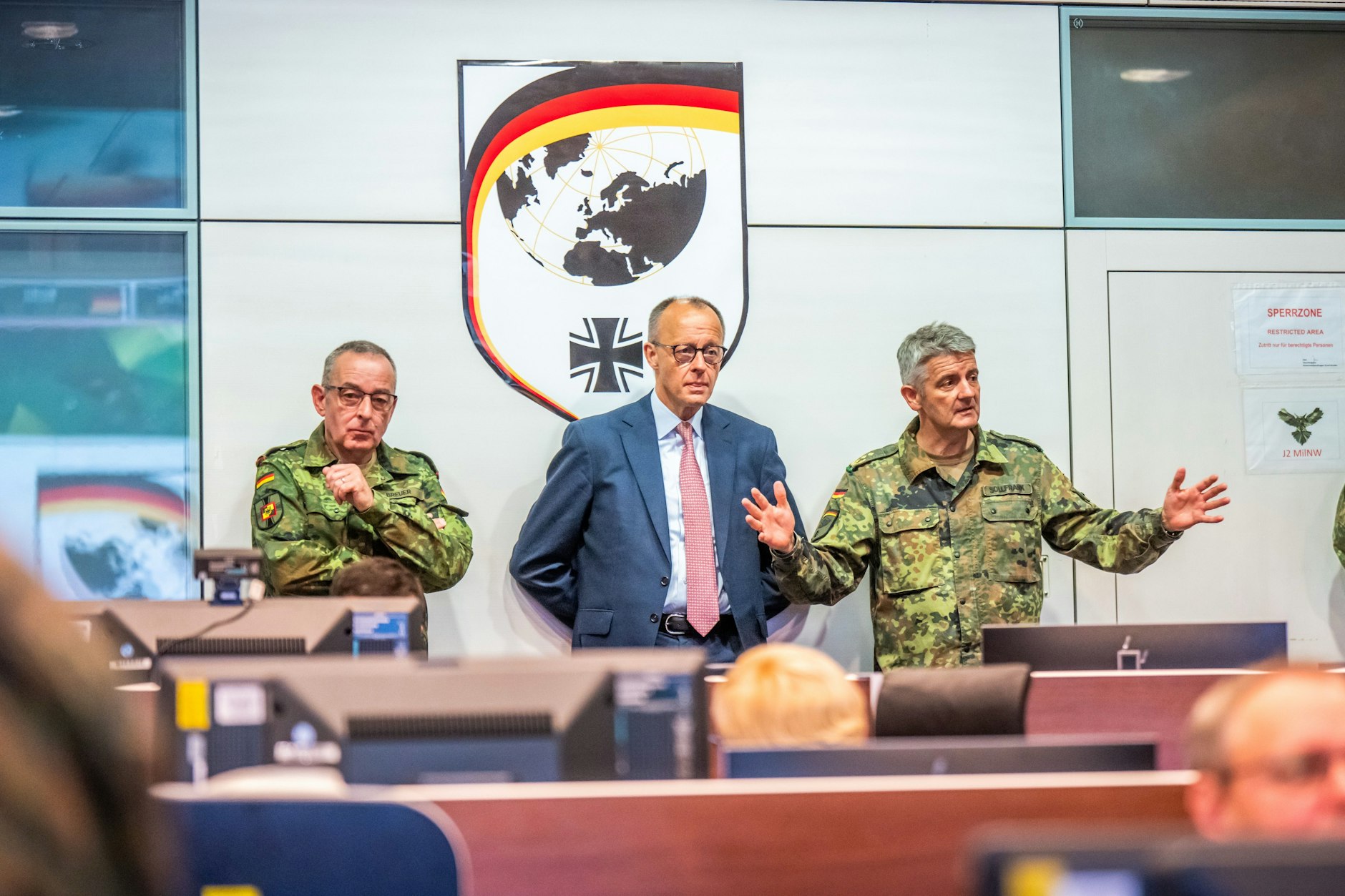 28.06.2025, Brandenburg, Schwielowsee: Bundeskanzler Friedrich Merz (M, CDU) spricht mit Alexander Sollfrank (r), Befehlshaber des Führungskommandos, und Carsten Breuer, Generalinspekteur der Bundeswehr bei seinem ersten Besuch beim Operativen Führungskommandos der Bundeswehr.