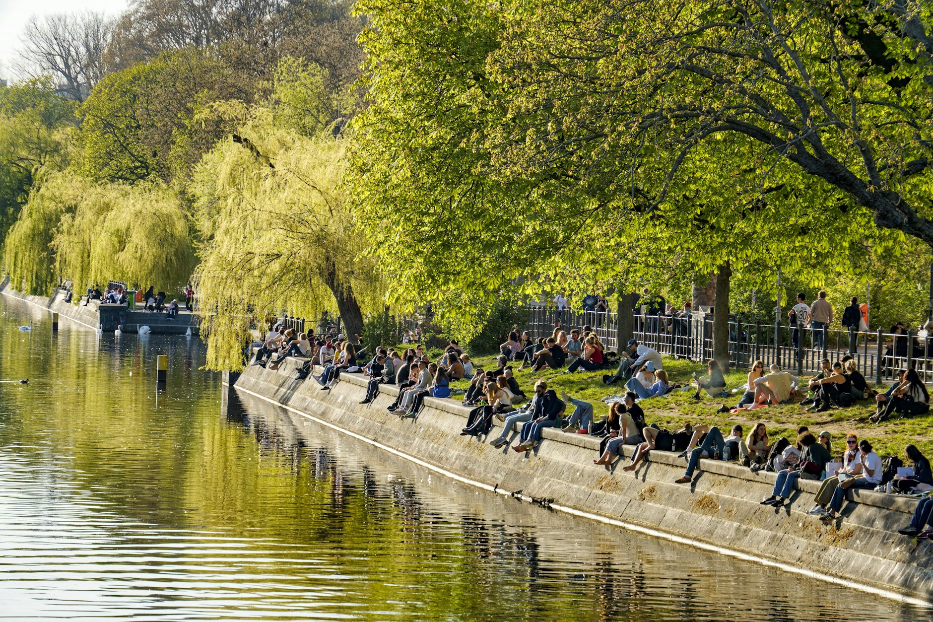 Menschlichkeit wieder zu erlernen, nicht nur Frieden zu verwalten, anderen ihre Identität zuzugestehen, einfühlsam und verletzlich zu sein, wären relevante Aufgaben unserer Zeit, so unsere Autorin.