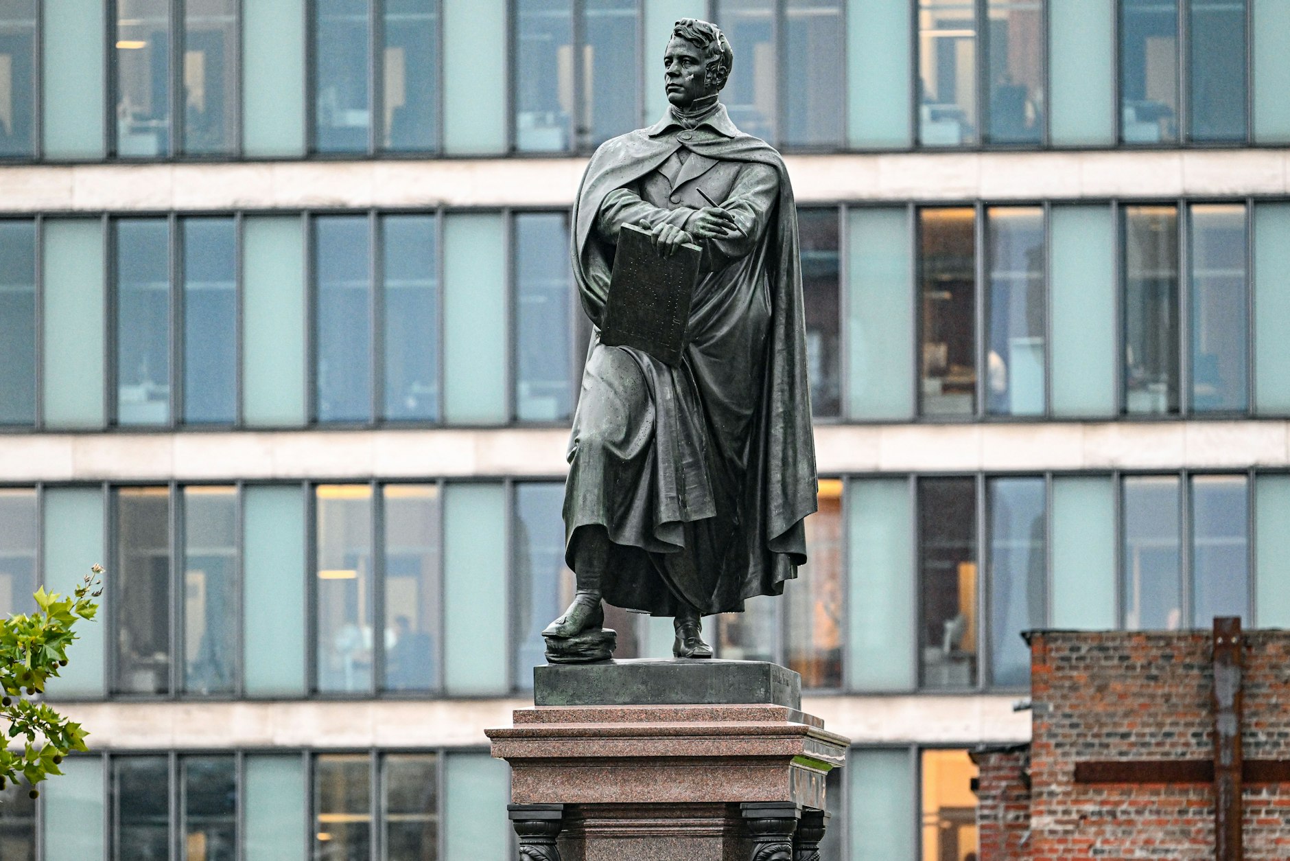 Das Schinkel-Denkmal auf dem Schinkelplatz