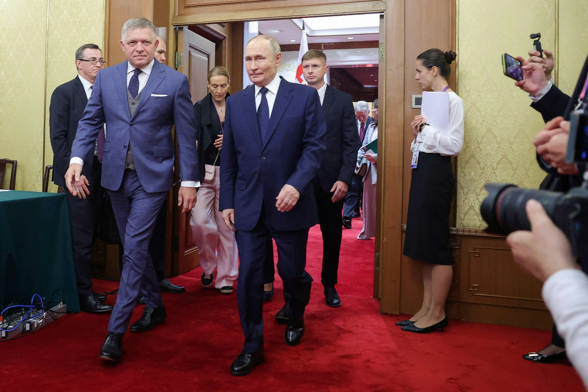Der Kreml-Chef Wladimir Putin und der slowakische Premierminister Robert Fico treffen sich am 2. September 2025 im Staatsgästehaus Diaoyutai in Peking (Symbolbild).