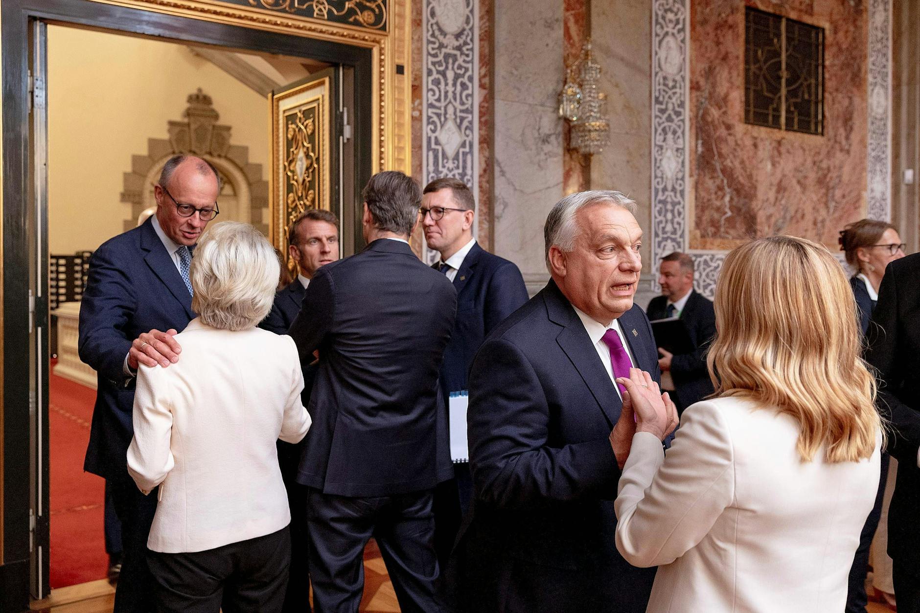 Informeller EU-Gipfel: Bundeskanzler Friedrich Merz CDU, EU-Kommissionspräsidentin Ursula von der Leyen, Frankreichs Präsident Emmanuel Macron, Griechenlands Ministerpräsident Kyriakos Mitsotakis, Kristen Michal, Ministerpräsident von Estland, Viktor Orbán, Ministerpräsident von Ungarn und Giorgia Meloni, Ministerpräsidentin von Italien.