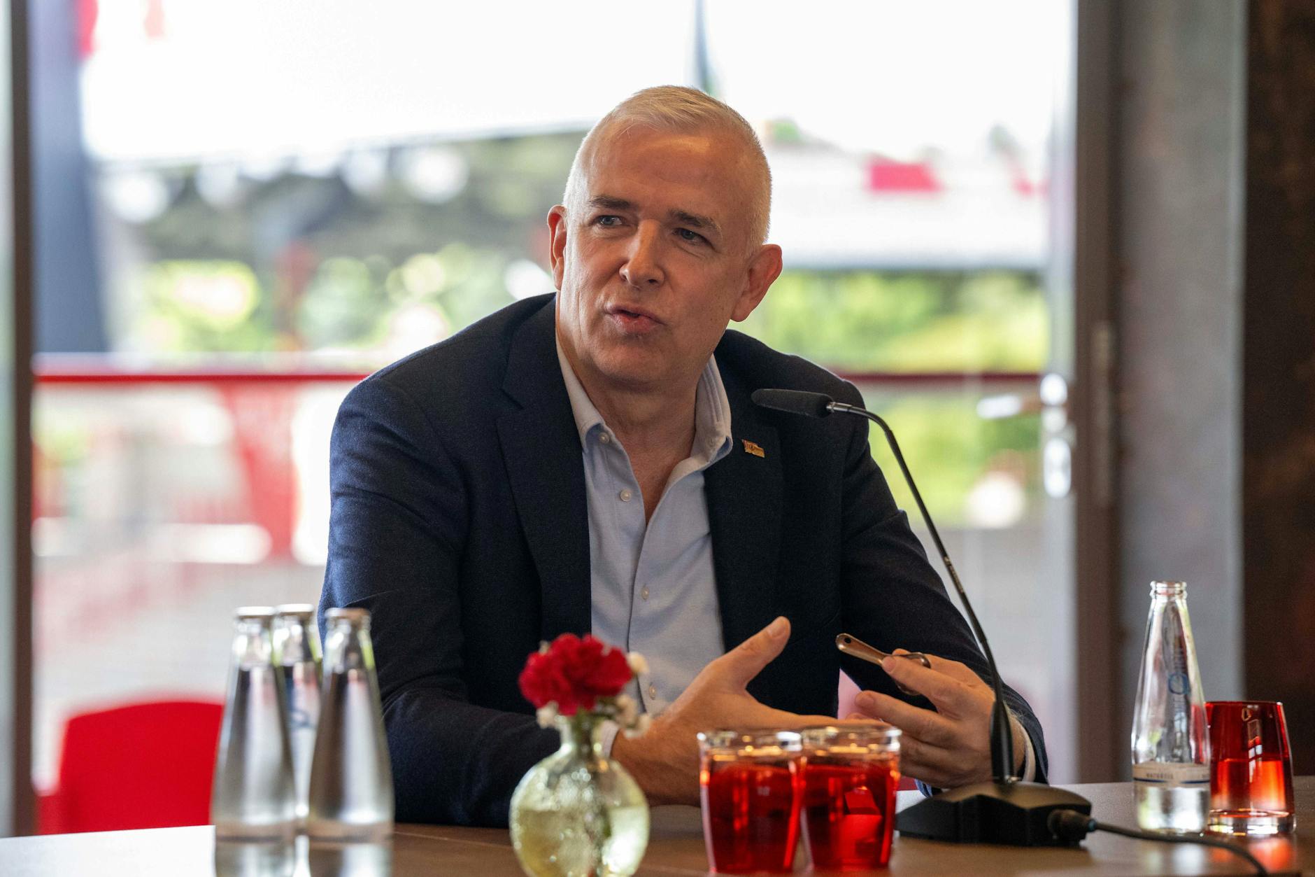 Dirk Zingler, Präsident des 1. FC Union, wirbt bei den Fans des Fußballklubs um Verständnis für den Umzug ins Olympiastadion.