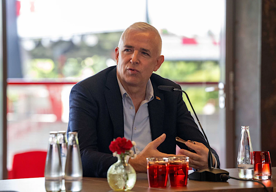 Dirk Zingler, Präsident des 1. FC Union, wirbt bei den Fans des Fußballklubs um Verständnis für den Umzug ins Olympiastadion.