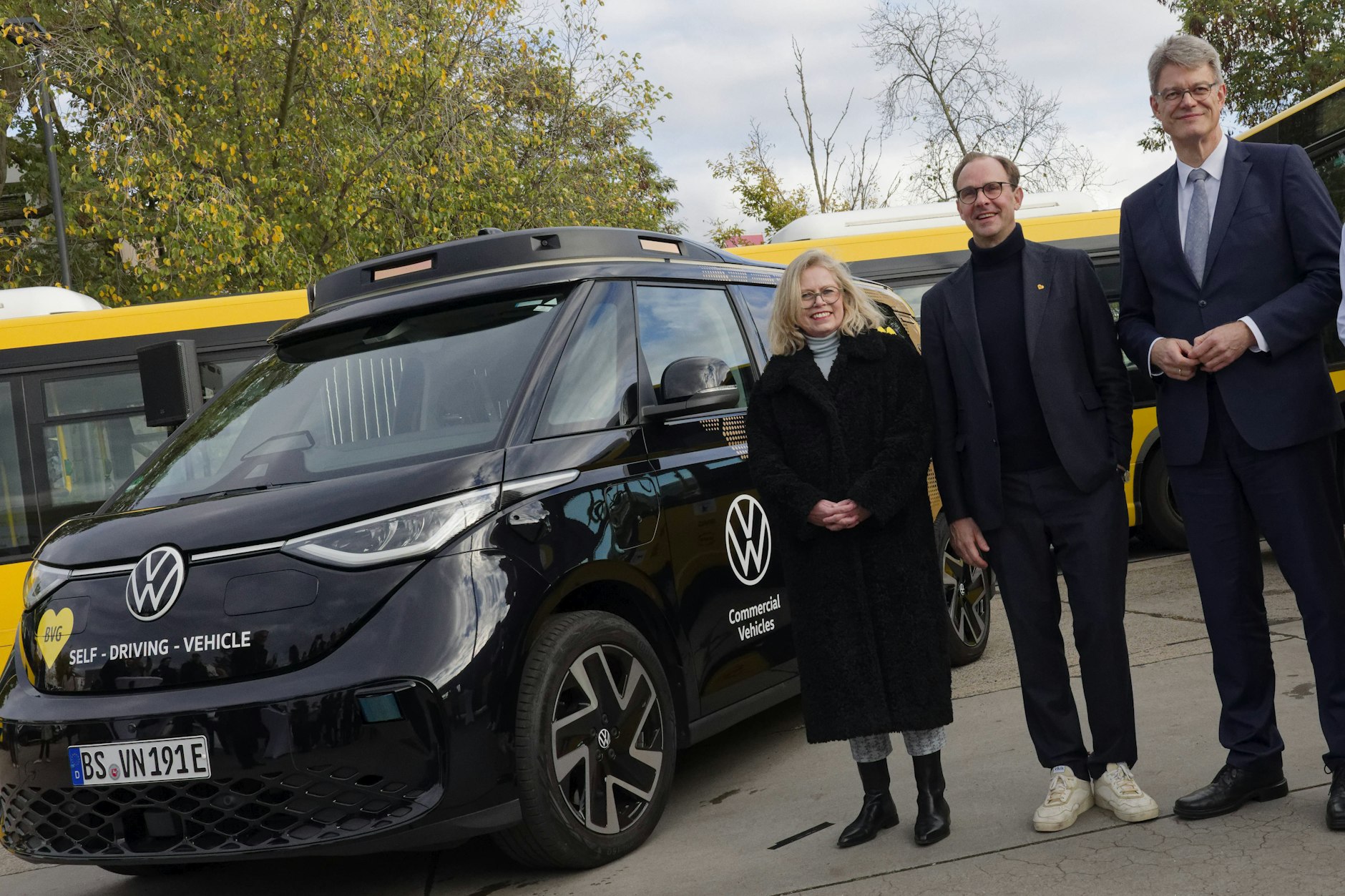 So sehen die autonomen Busse der BVG aus. Berlins Verkehrssenatorin Ute Bonde, BVG-Vorstandsvorsitzender Henrik Falk und Bundesverkehrsminister Patrick Schnieder (CDU) bei der Vorstellung des selbstständigen Gefährts.