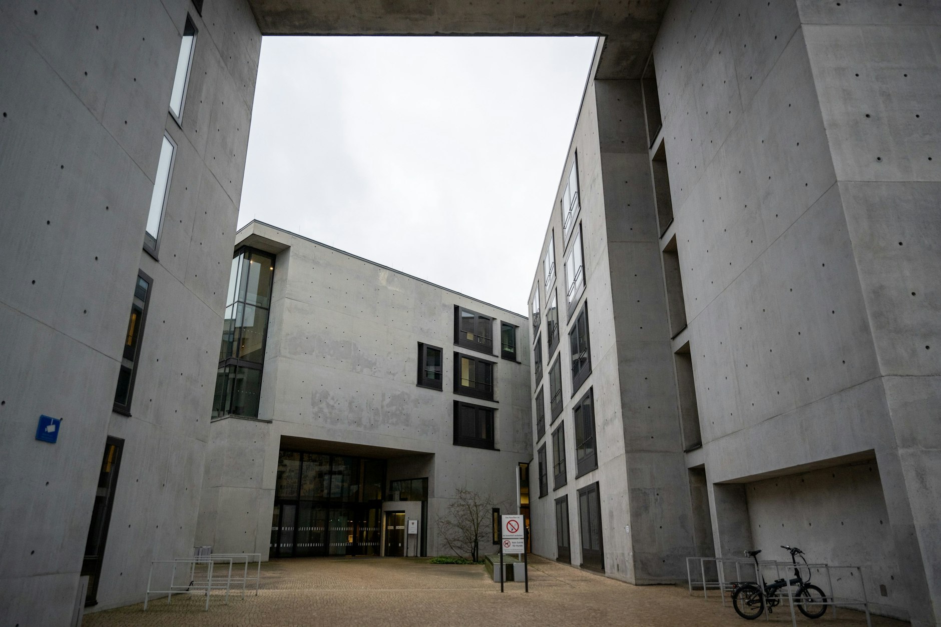 Ein Vater muss sich wegen dreifachen sexuellem Missbrauch an seiner Tochter vor dem Landgerich Frankfurt (Oder) verantworten.