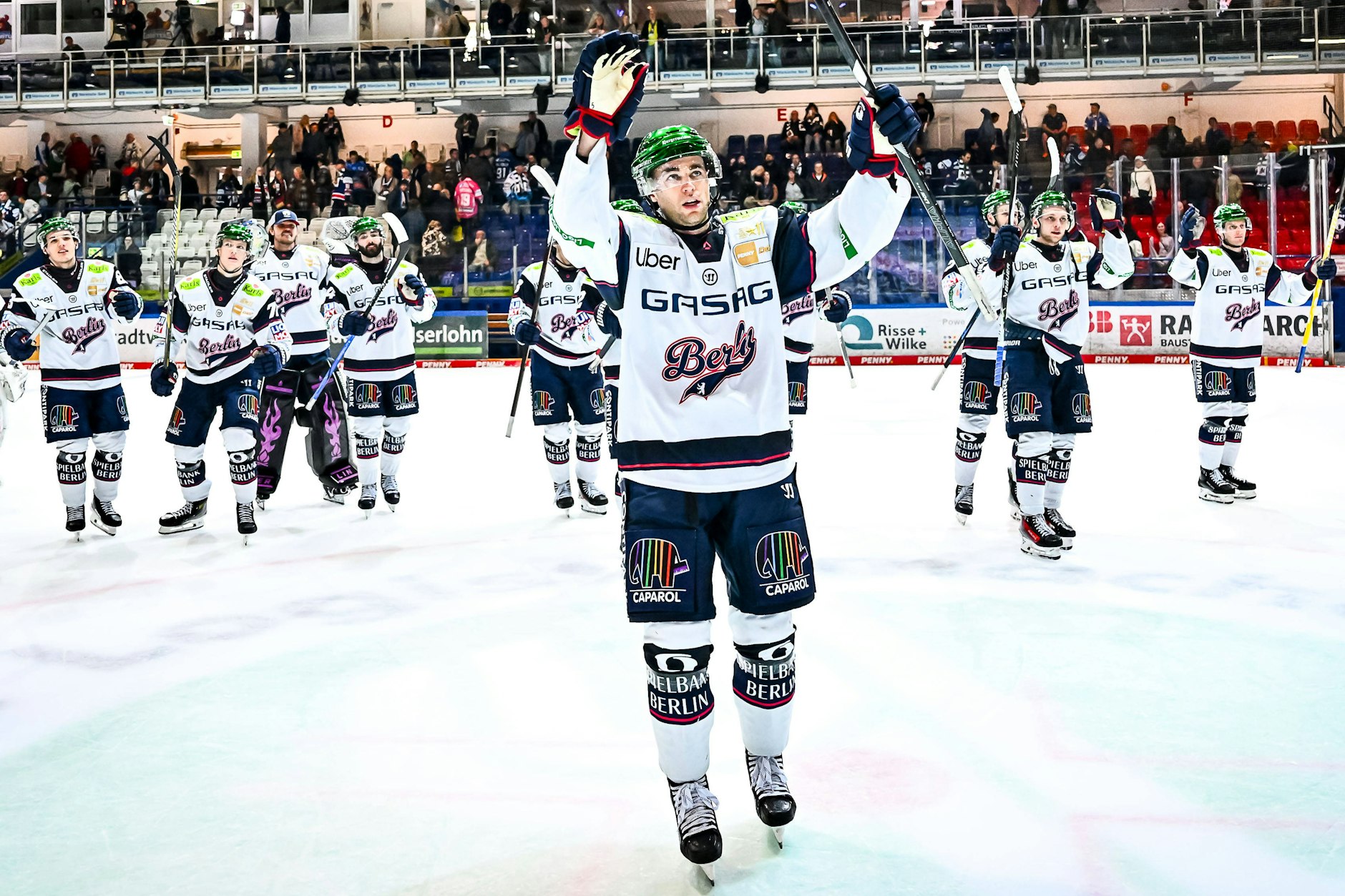 Angeführt von Mitch Reinke, der am Wochenende zweimal traf, feiern die Eisbären ihren Sieg bei den Iserlohn Roosters.