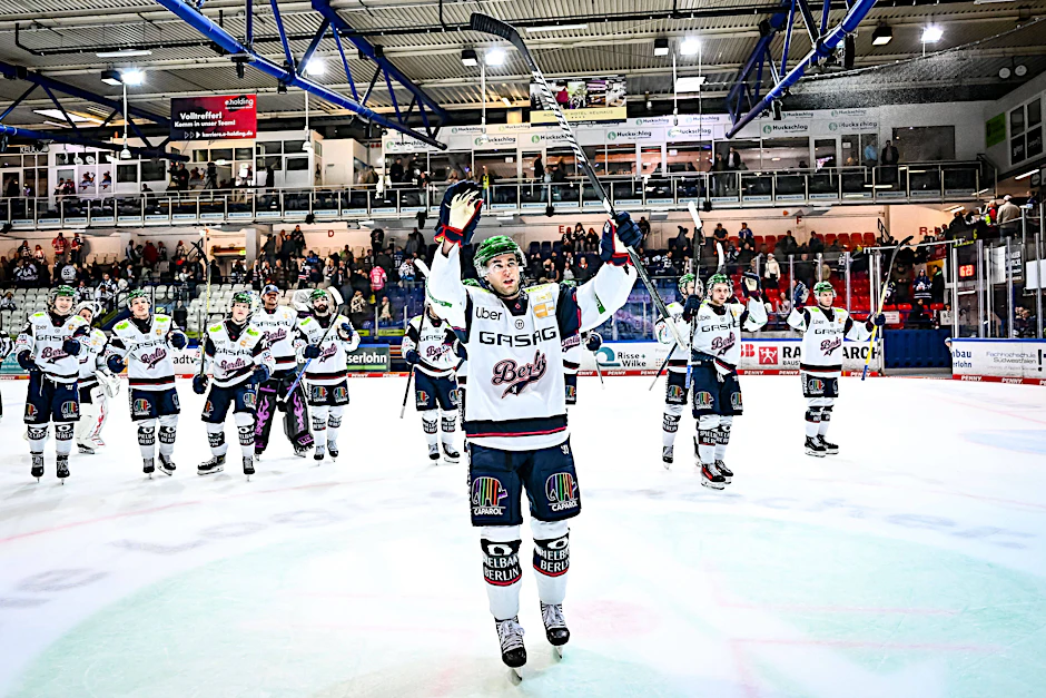 Angeführt von Mitch Reinke, der am Wochenende zweimal traf, feiern die Eisbären ihren Sieg bei den Iserlohn Roosters.