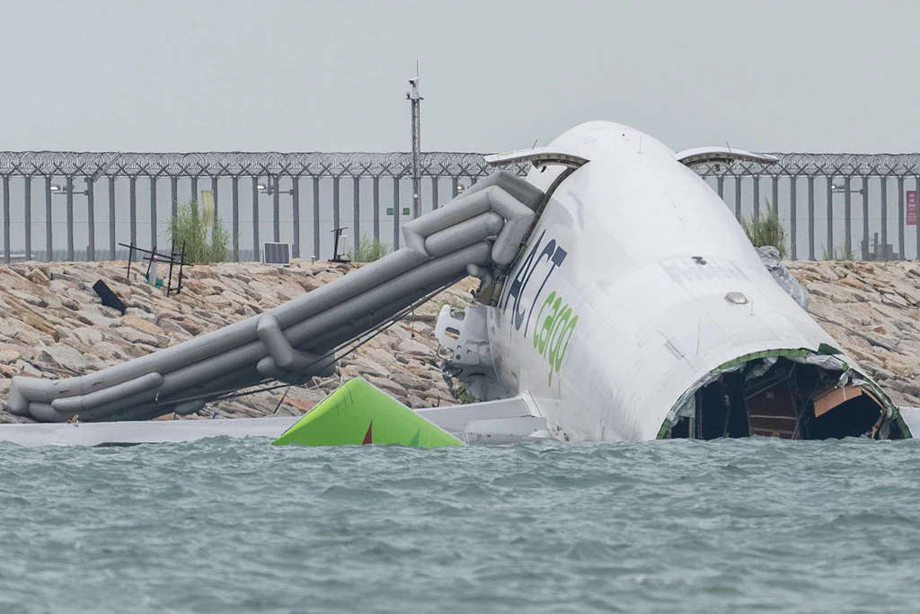 Der Rumpf der verunglückten Boeing ist komplett abgebrochen. Die Crew konnte per Notrutsche gerettet werden.