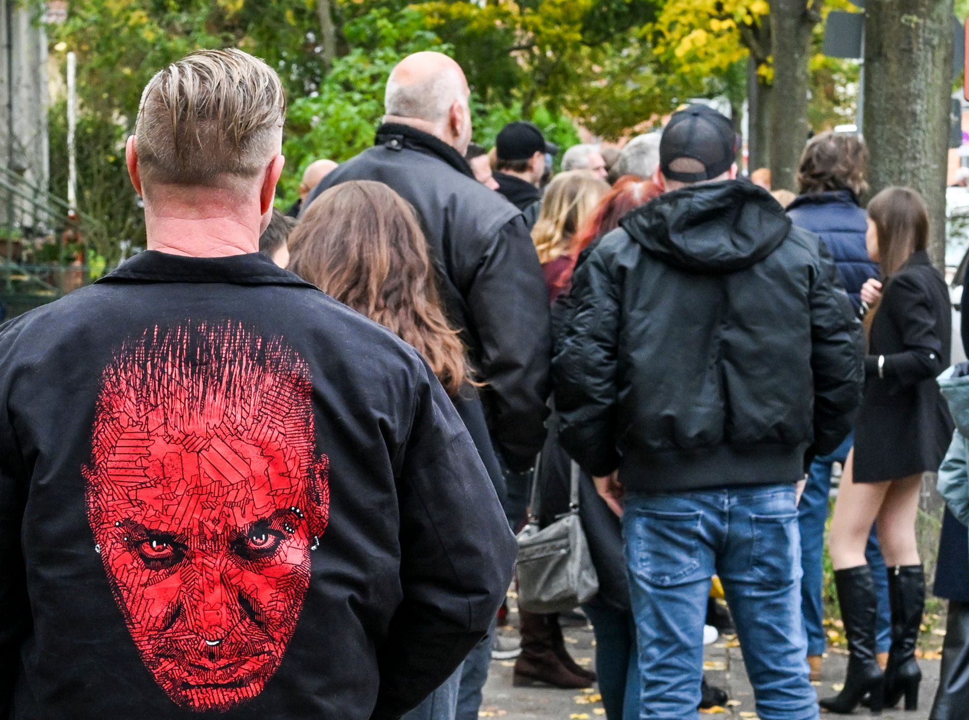 Nach Drohungen lang ersehnte Autogrammstunde von Rammstein-Star in Berlin: „Lindemann hat gut ausgesehen“