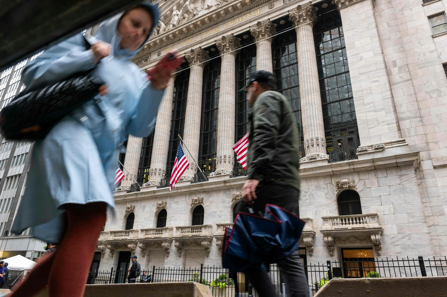 Die New Yorker Börse an der Wall Street in Manhattan (NYSE) greift Europa die großen Börsengänge ab. Das will Friedrich Merz korrigieren.