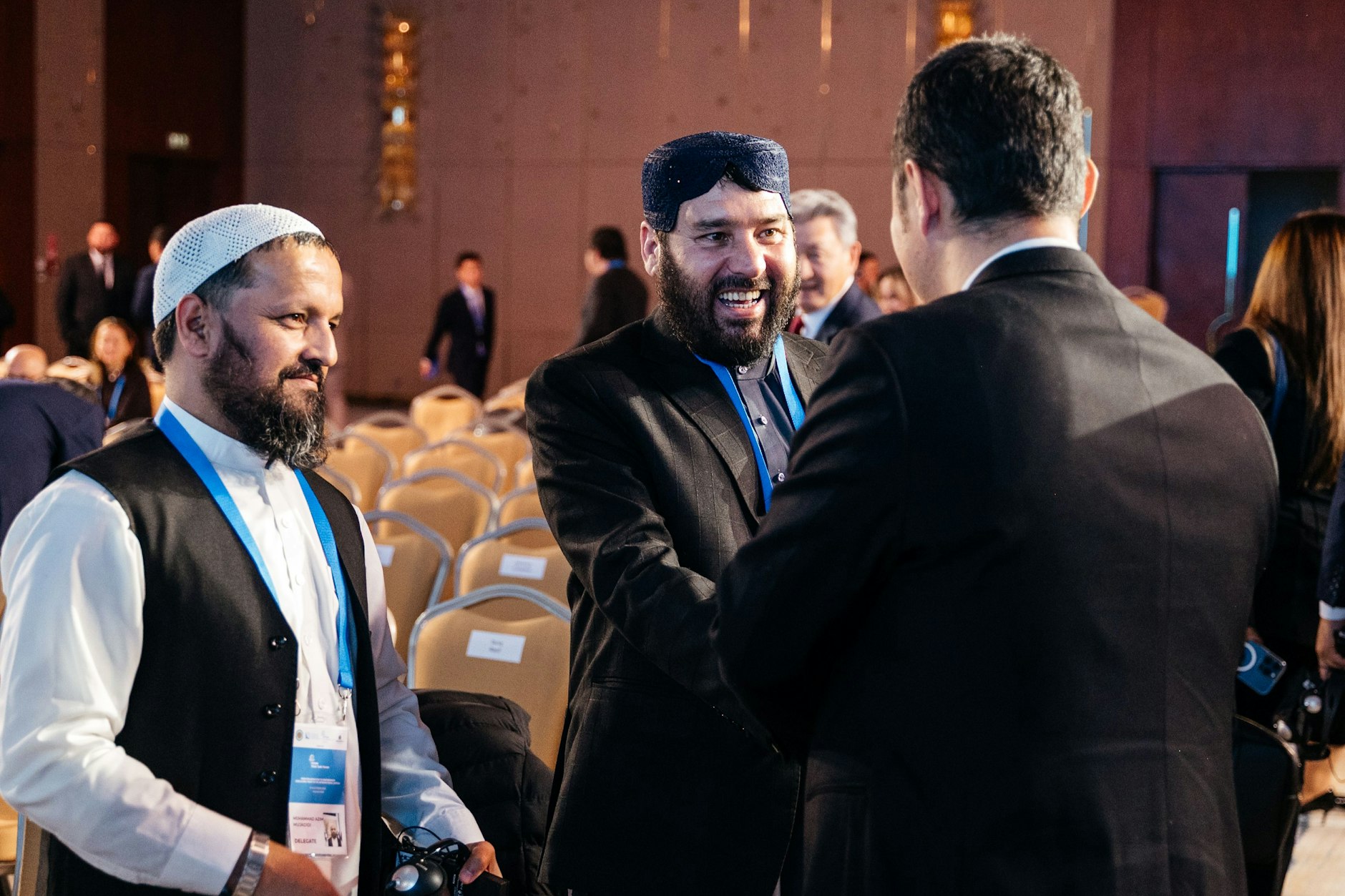 Die afghanische Delegation im Gespräch mit einem Teilnehmer des Astana Think Tank Forum