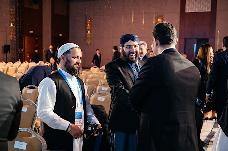 Die afghanische Delegation im Gespräch mit einem Teilnehmer des Astana Think Tank Forum