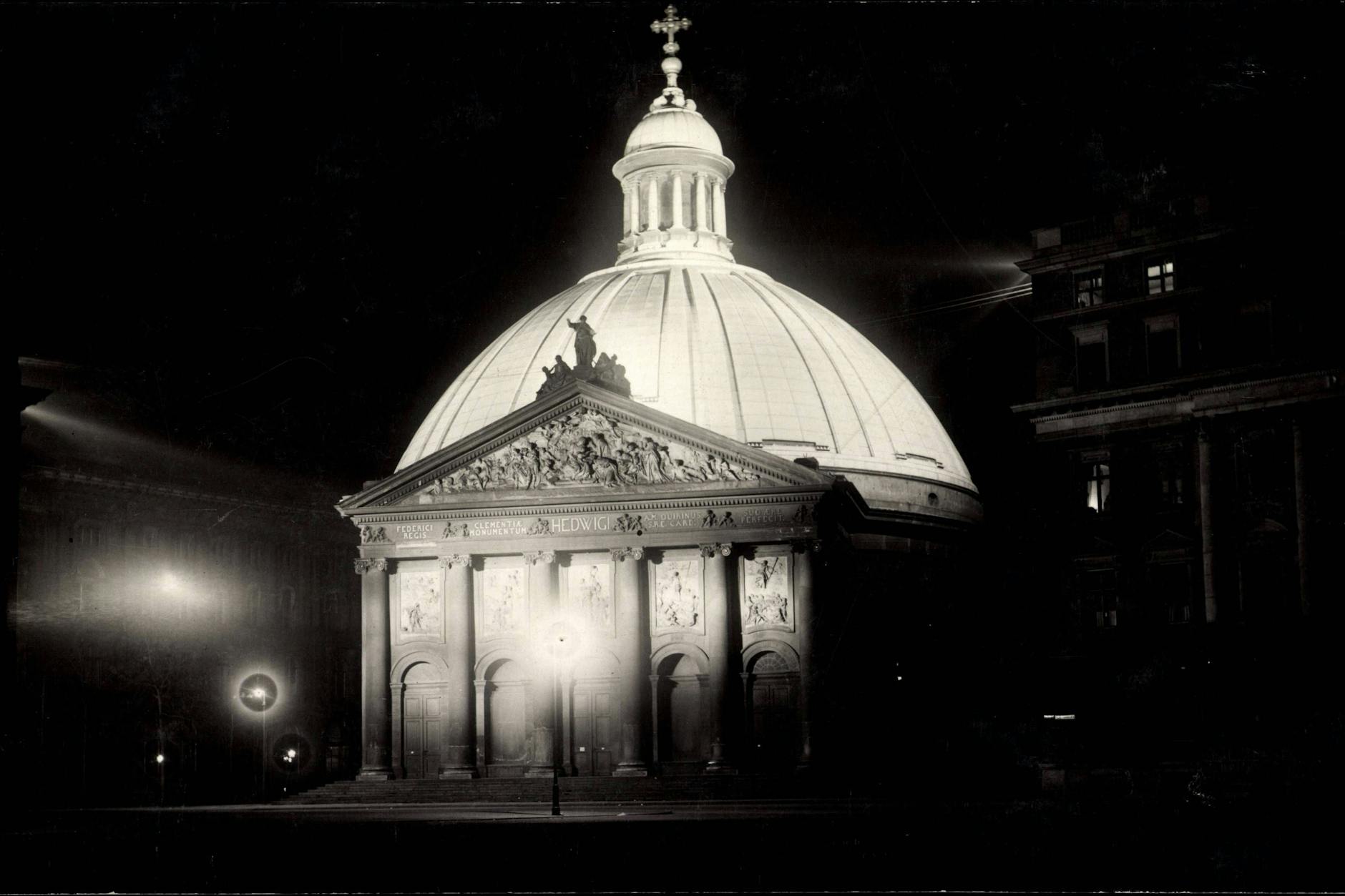 Die beleuchtete St. Hedwigs-Kathedrale in den 1930er-Jahren