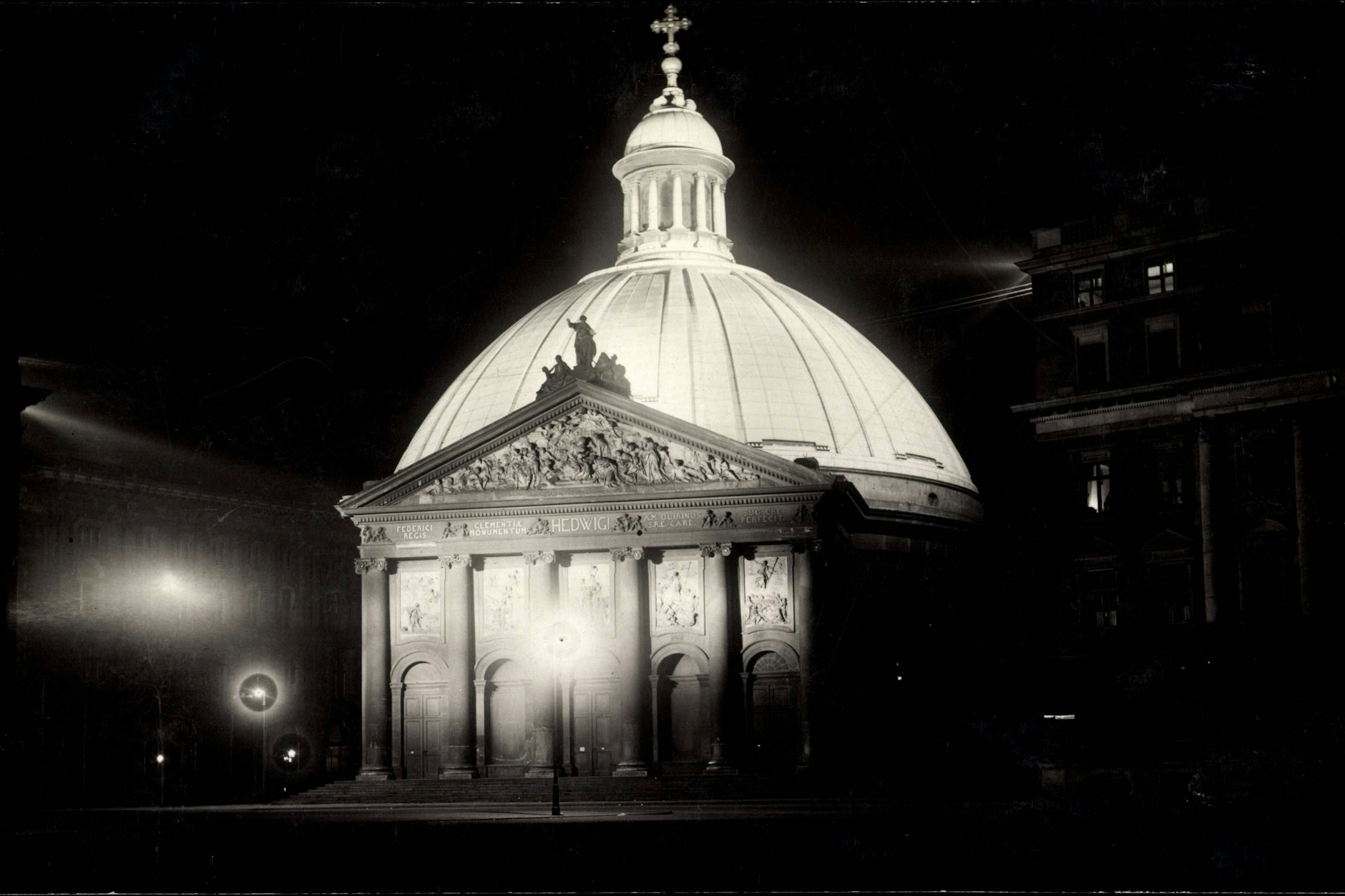 Die beleuchtete St. Hedwigs-Kathedrale in den 1930er-Jahren