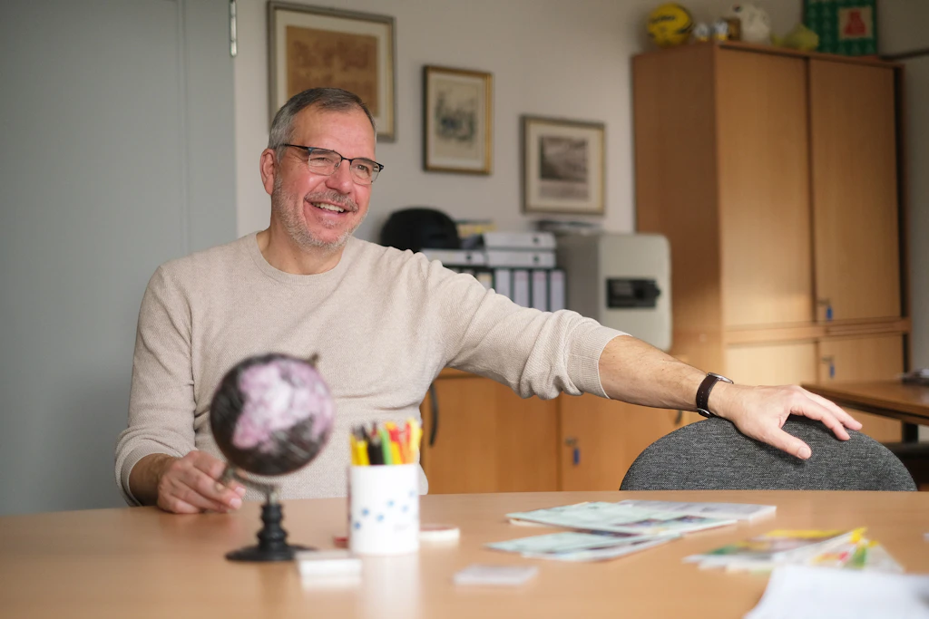 An diesem Tisch verrät Lotto-Mann Lutz Trabalski den frischgebackenen Berliner Lotto-Millionären, was man bei dem Geldsegen alles zu beachten hat.