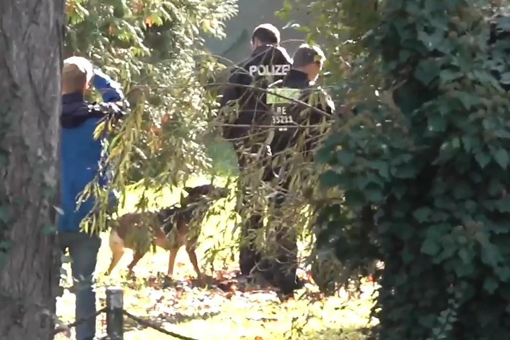 Mordfall Rebecca: Mit Spürhunden sind die Polizei-Beamte auf dem Gelände unterwegs.