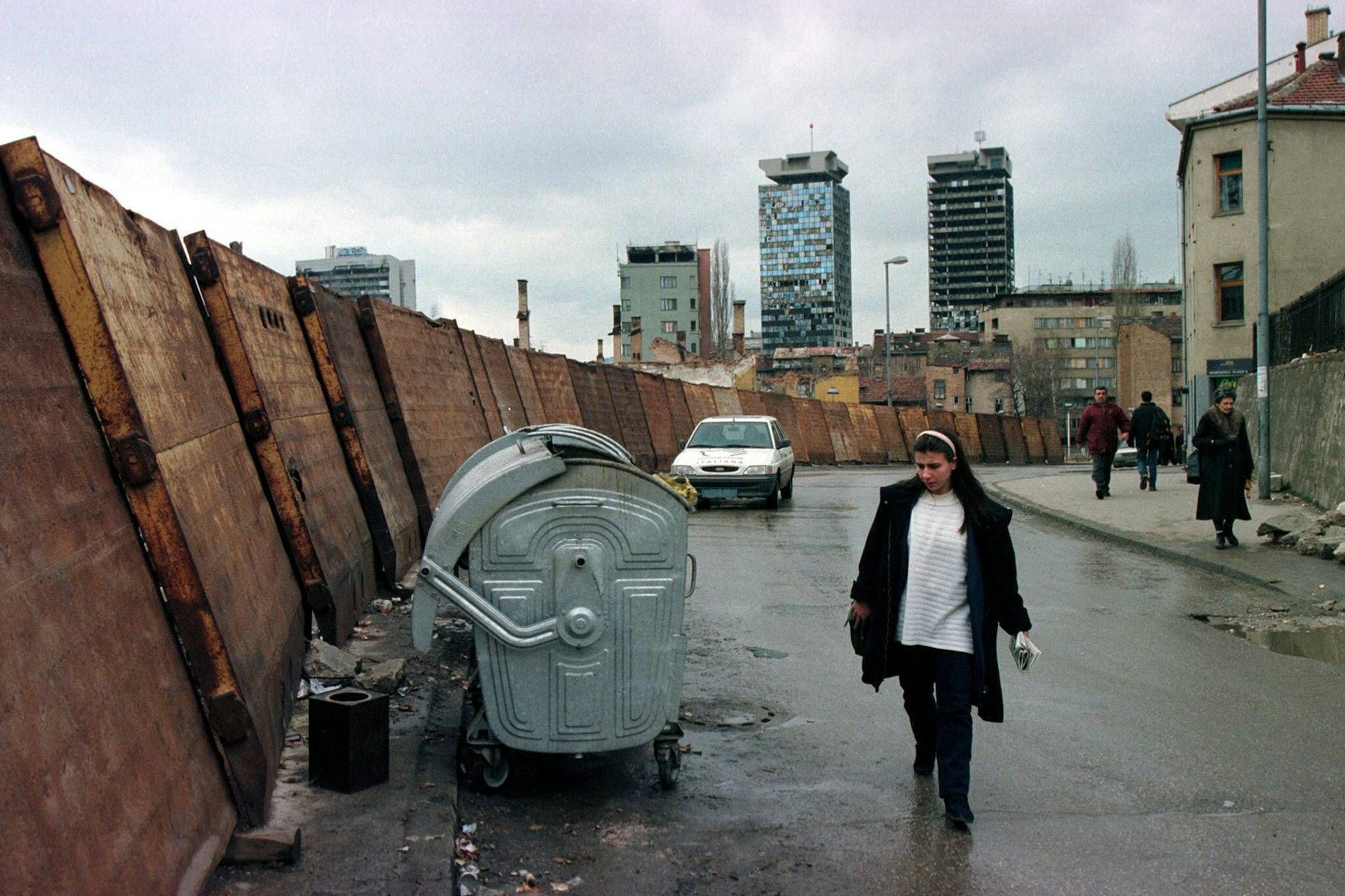 Krieg und Flucht prägen die Identität eines Menschen unwiderruflich. Ein Schutzwall gegen Beschuss in Sarajevo kurz nach Ende des Bosnienkriegs