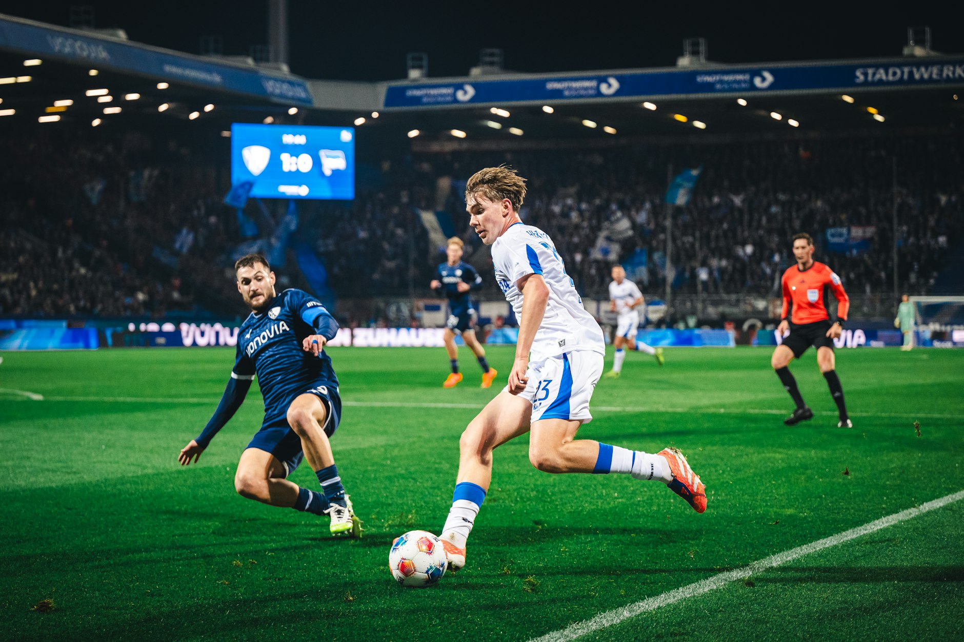 Kennet Eichhorn von Hertha BSC bereitet sich mit Ball am Fuß auf den heranrauschenden Matus Bero vom VfL Bochum vor.
