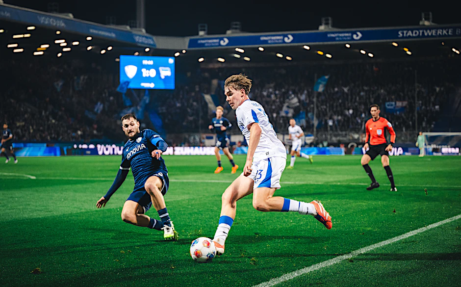 Kennet Eichhorn von Hertha BSC bereitet sich mit Ball am Fuß auf den heranrauschenden Matus Bero vom VfL Bochum vor.