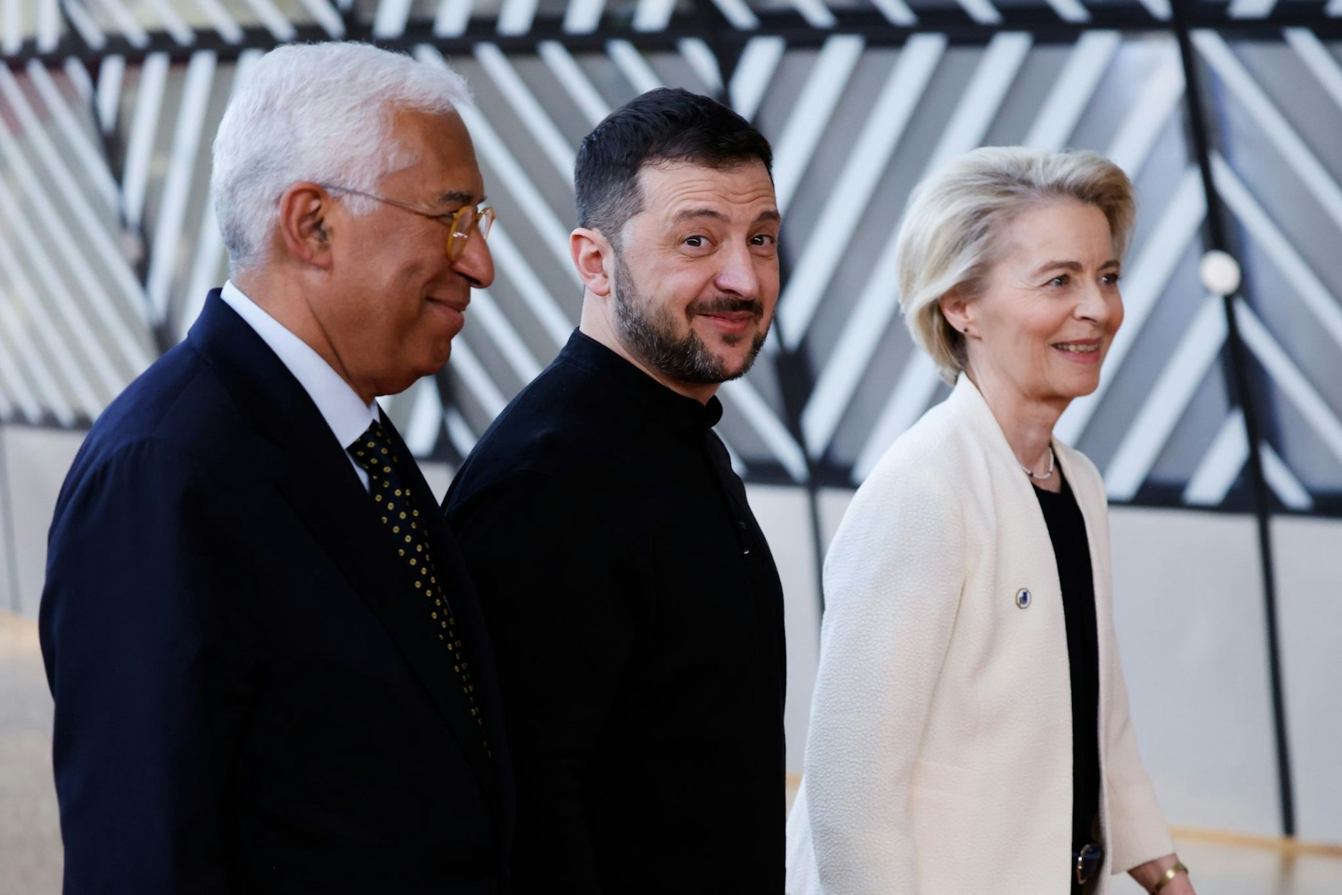 Die Präsidentin der Europäischen Kommission, Ursula von der Leyen (r), der ukrainische Präsident Wolodymyr Selenskyj (M), und der Präsident des Europäischen Rates, Antonio Costa, treffen im Gebäude des Europäischen Rates zu einem EU-Gipfel 