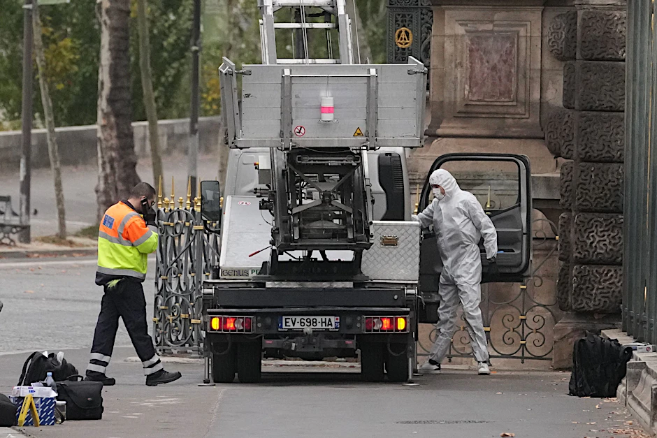 Polizeibeamte suchen nach Hinweisen auf einen von Dieben benutzten Korbaufzug.
