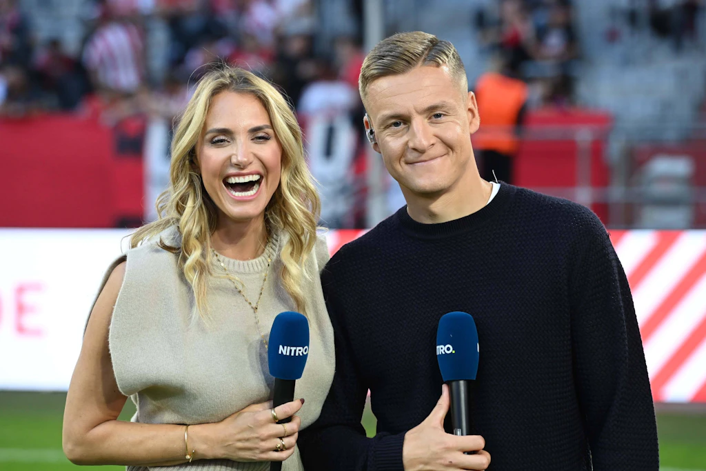 Moderatorin Anna Kraft und Felix Kroos haben Spaß bei der Berichterstattung in der Zweiten Bundesliga.