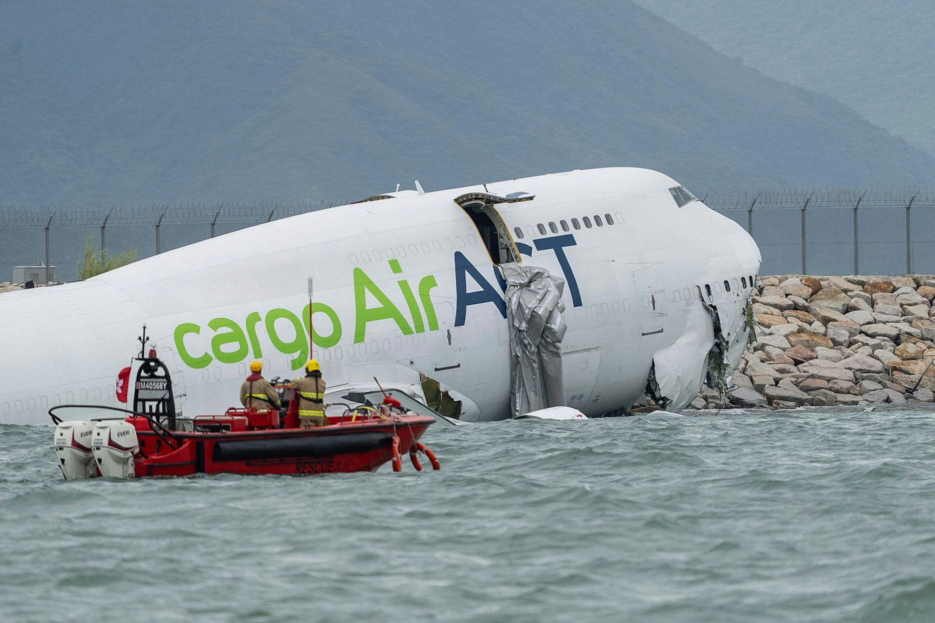 Die Boeing 747 war in Hongkong von der Landebahn abgekommen und über die Piste hinaus ins Meer gekracht.