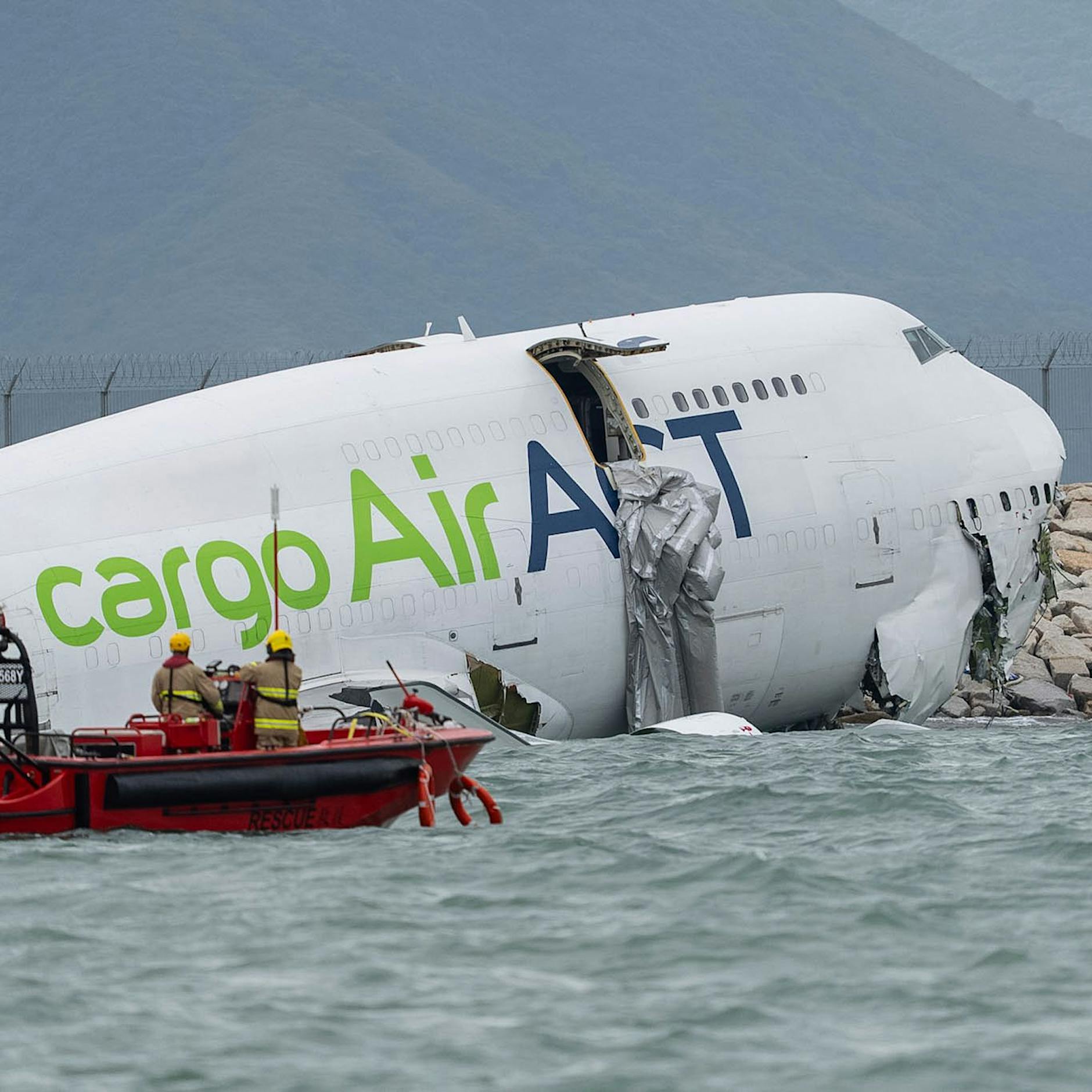 Zwei Tote! Boeing 747 kracht über die Landebahn ins Meer
