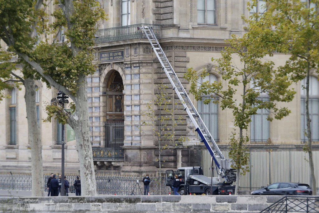 Mit diesem Möbelaufzug gelangten die Täter auf einen Balkon des Louvre.