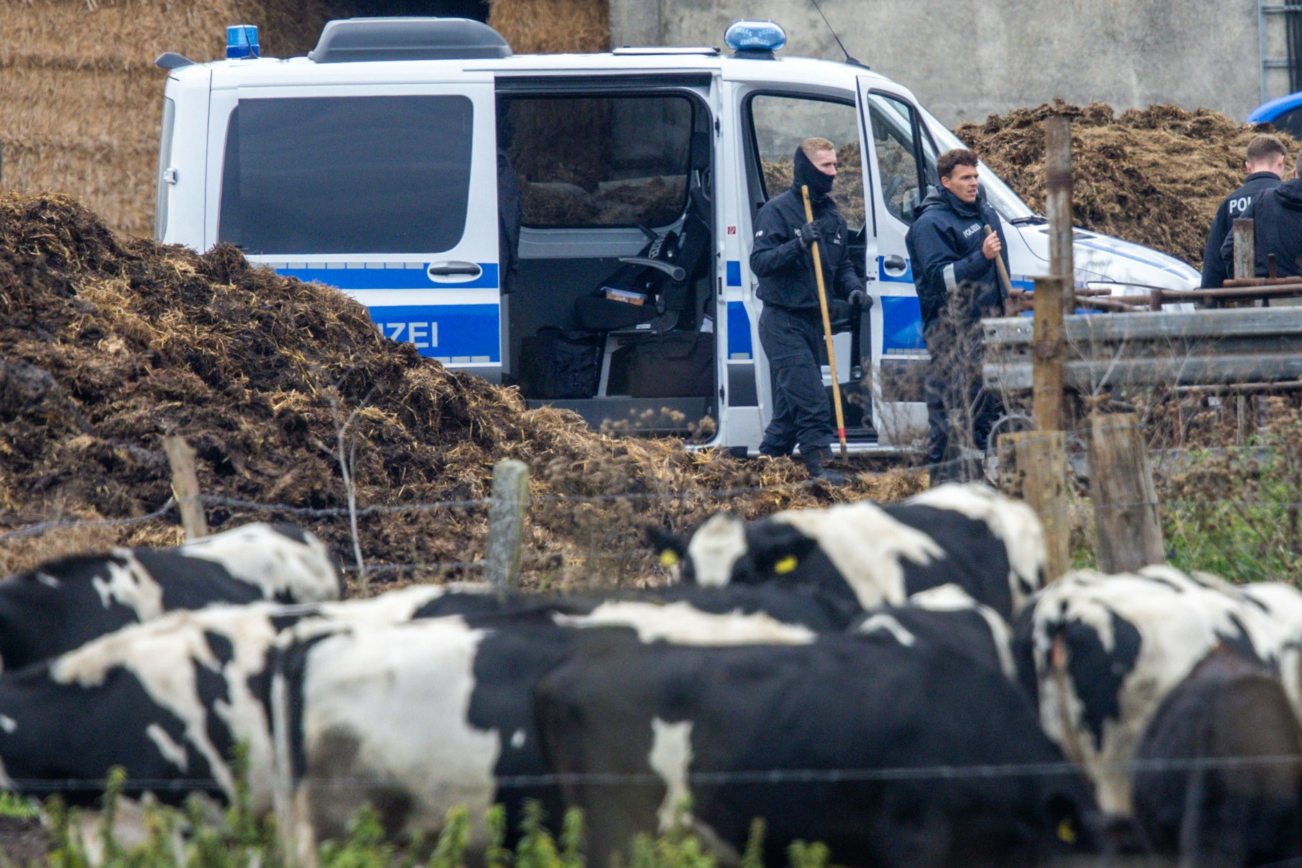 Die Polizei sucht auf einem Bauernhof in Reimershagen nach Hinweisen im Zusammenhang mit dem Tod des achtjährigen Fabian.