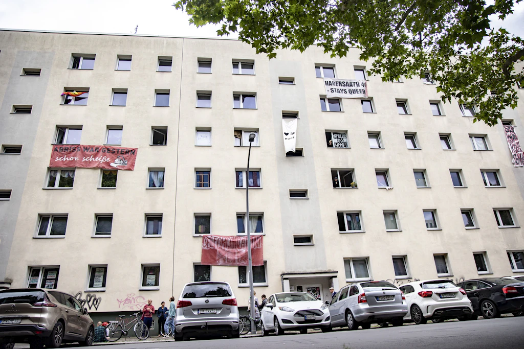 Die Bewohner kämpfen bis zuletzt gegen die Räumung der 30 besetzten Wohnungen in der Habersaathstraße.