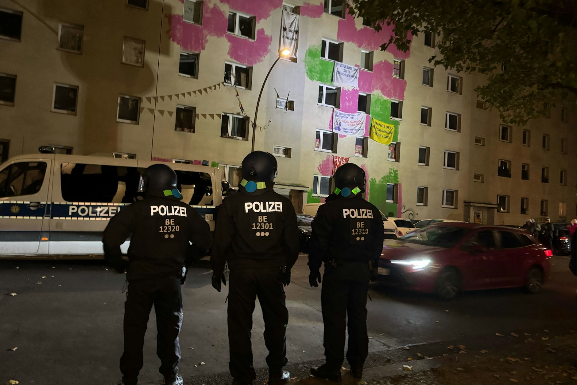 Einsatzkräfte der Polizei stehen vor einem Mehrfamilienhaus, bei einem Protest gegen die geplante Räumung teils besetzter Häuser in der Habersaathstraße.