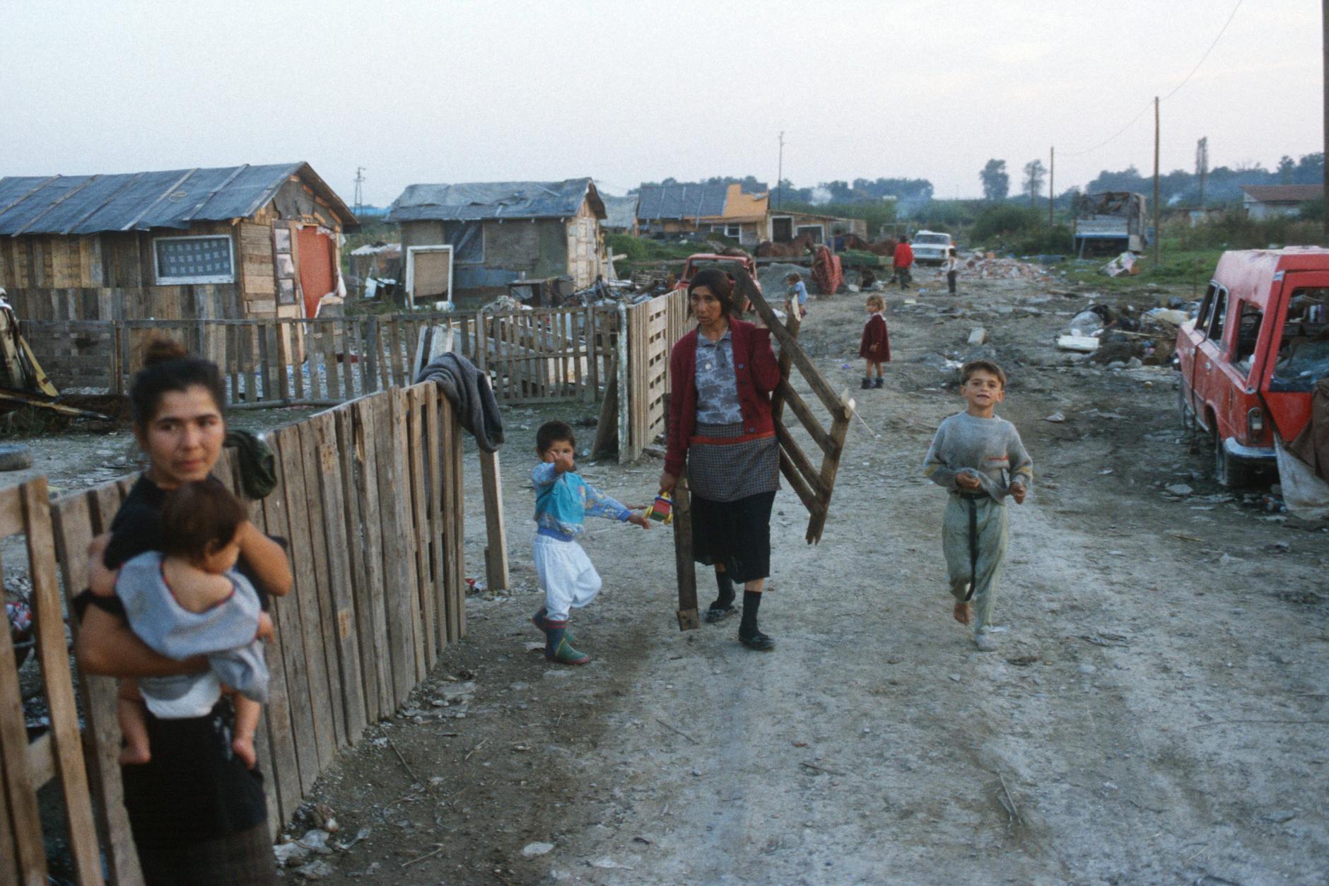Flüchtlinge im Lager Kozari Potevi bei Zagreb, Kroatien, während des Bosnienkrieges. Flucht enthält auch die Erfahrung, dass Zugehörigkeit jederzeit zerfallen kann.