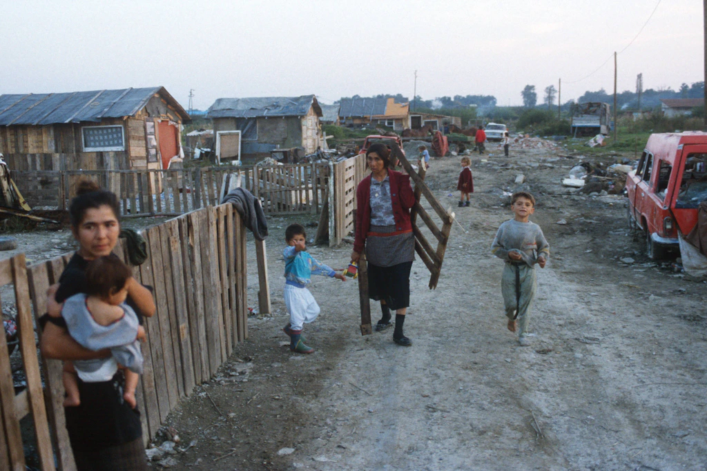 Flüchtlinge im Lager Kozari Potevi bei Zagreb, Kroatien, während des Bosnienkrieges. Flucht enthält auch die Erfahrung, dass Zugehörigkeit jederzeit zerfallen kann.