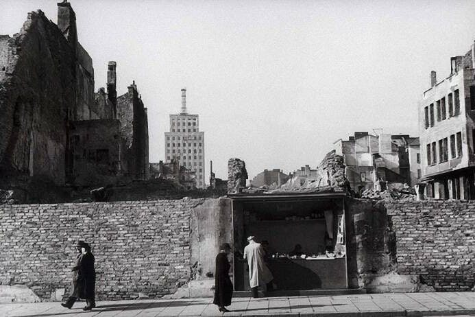 Die Mauern des Warschauer Ghettos. Bernhard Lichtenberg forderte, die in die Ghettos deportierten Menschen begleiten zu dürfen.