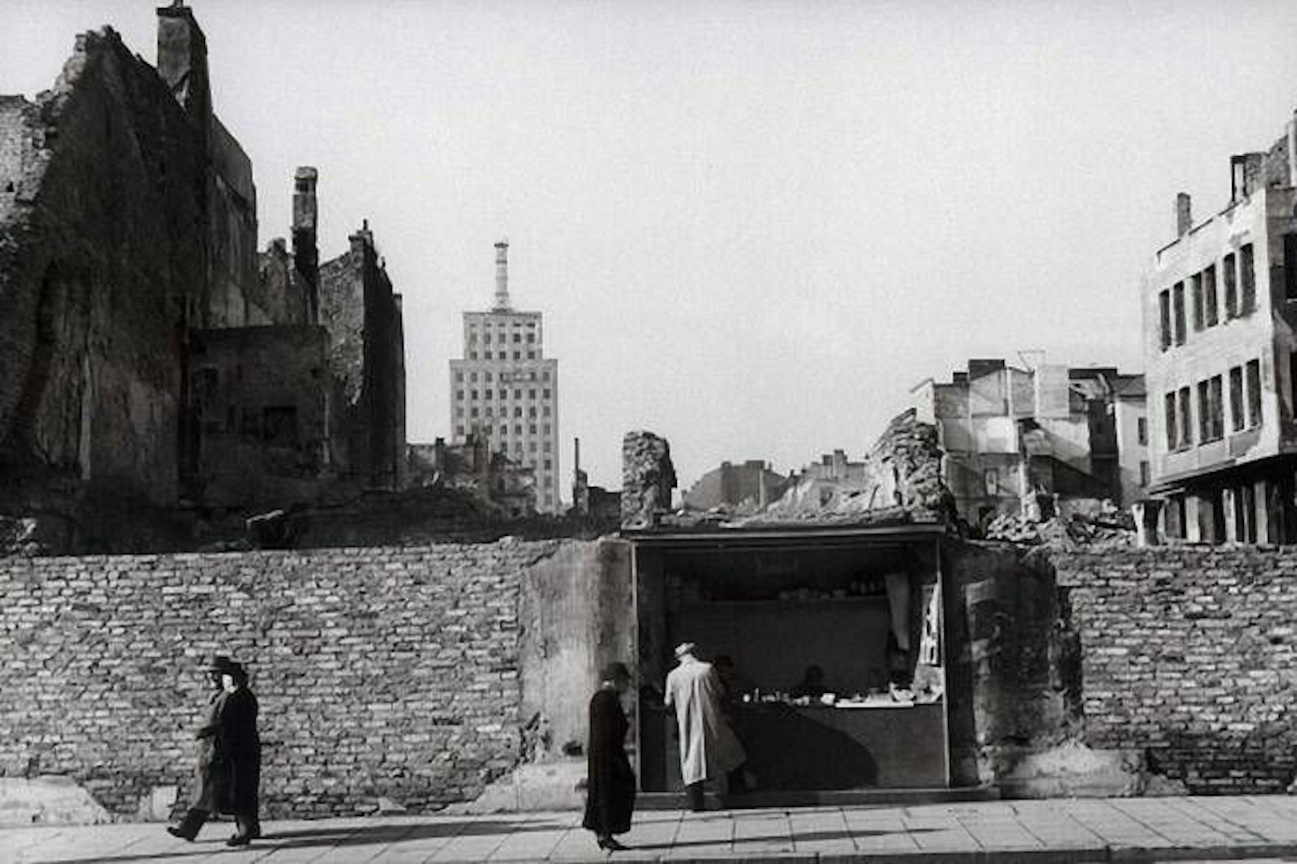 Die Mauern des Warschauer Ghettos. Bernhard Lichtenberg forderte, die in die Ghettos deportierten Menschen begleiten zu dürfen.