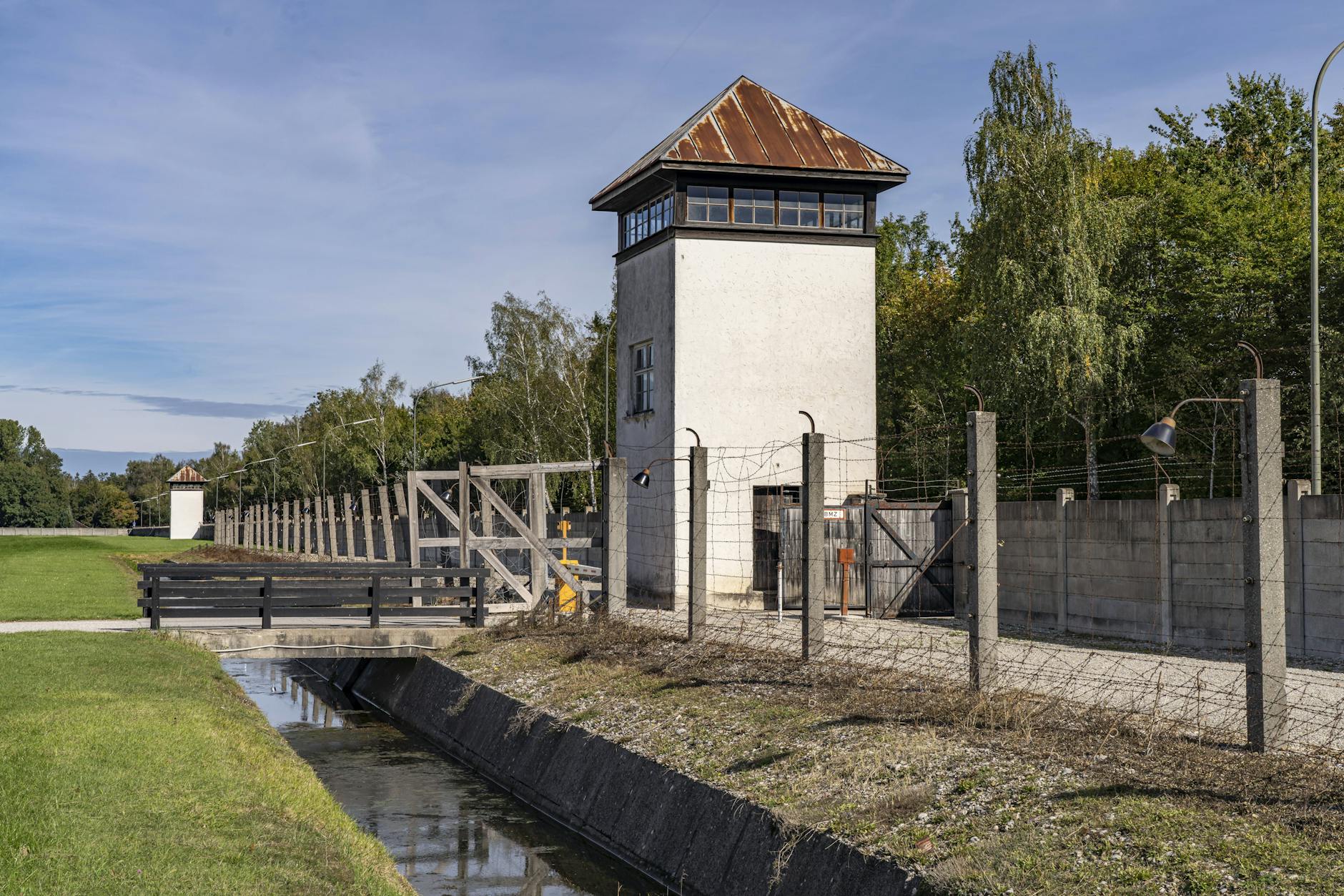 KZ-Gedenkstätte Dachau Lagerzaun und Wachturm. Auf dem Weg nach Dachau verstarb Lichtenberg.