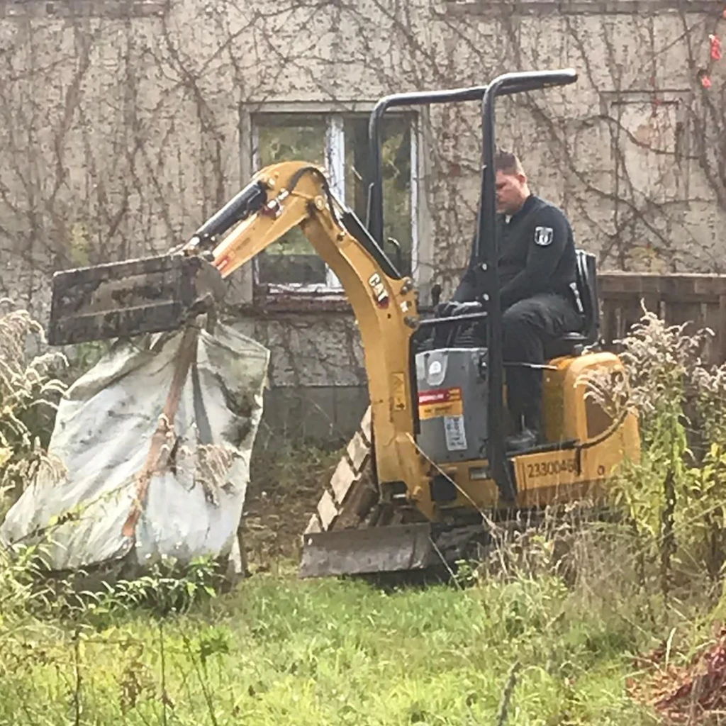 Mit einem Bagger wurde an mehreren Stellen auf dem Grundstück gegraben. Doch die Suche ergab vorerst nichts.