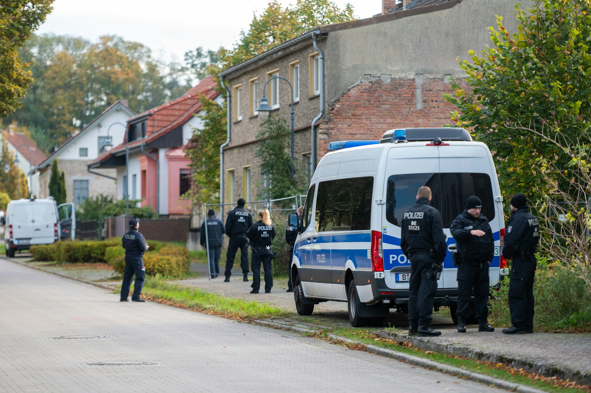 Polizisten stehen vor dem Grundstück in Tauche. Im Fall der seit mehr als sechs Jahren vermissten Rebecca aus Berlin-Neukölln sucht die Polizei auf einem Grundstück in Brandenburg weiter nach Beweismitteln.