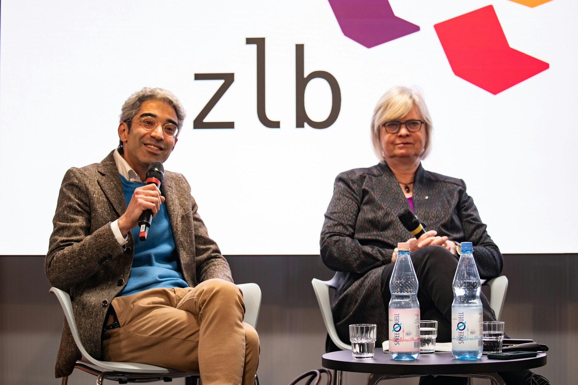 Der Generaldirektor der ZLB Jonas Fansa und Kulturstaatsekretärin Cerstin Richter-Kotowski im Pop-up-Saal der Amerika-Gedenkbibliothek in Berlin am 21. Oktober 2025.