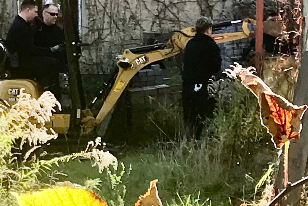Mit dem mobilen Bagger gräbt die Berliner Polizei im brandenburgischen Tauche im Ortsteil Lindenberg nach Hinweisen. Werden sie Beweise oder sogar menschliche Überreste finden?